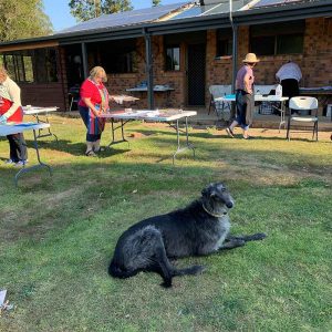 Maggie supervising ou Cyanotype workshop